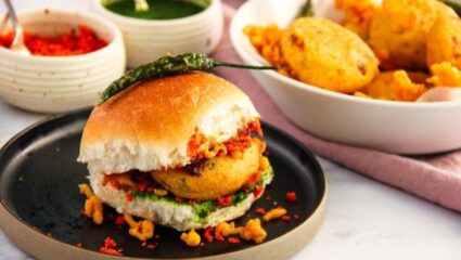 मुंबईच्या फेमस वडापावला द्या ट्विस्ट; घरी बनवा हटके आणि टेस्टी Tandoori Vada Pav