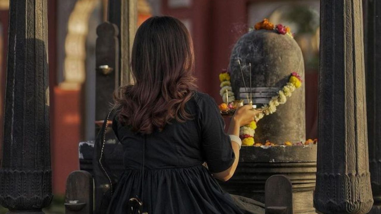 श्रावणात भगवान शिवाला प्रसन्न करण्यासाठी शिवलिंगाची आवर्जून पूजा केली जाते. यात शिवाला अनेक फळे अर्पण केली जातात. मात्र काही फळे अशी आहेत जी शिवाला क्रोधीत करू शकतात 
