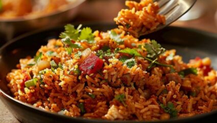 काय तेच तेच बोरिंग खाताय, रंगीबेरंगी भाज्या अन् मसाल्यांचा संगम… जेवणाला बनवा चवदार Mexican Rice