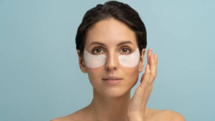 फक्त २ साहित्यापासून घरी तयार करा नॅचरल Eye Mask; रातोरात डोळ्यांवरील काळी वर्तुळे होतील दूर