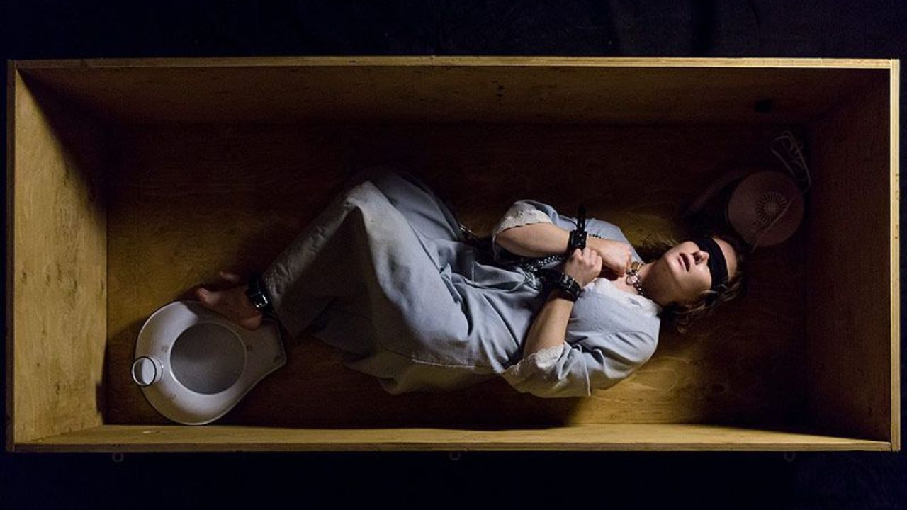 Girl in the Box : 7 वर्षांची बंदिवासातील किंकाळी... प्रत्येक मुलीने पाहायला हवी, सत्य घटनेवर आधारित थरारक कैदकथा