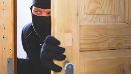 Crime News : पुण्यात चोरट्यांचा धुमाकूळ; दोन फ्लॅट फोडून 5 लाखांचा ऐवज लांबविला