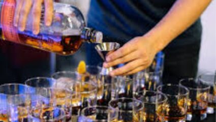 Surat Liquor Party News: सुनेच्या दारुपार्टीमुळे वैतागलेल्या सासऱ्याने फोनकरून दिली टीप; पोलिसांनी टाकली धाड आणि….