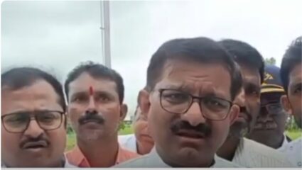 Latur : मुरूड रेल्वे थांब्यासाठी, तिरंगा फडकावून आंदोलन, अनेक गावातील नागरिकांचा सहभाग