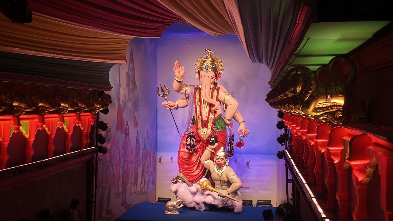 गुरुवारी गणेश गल्लीच्या राजाचा पहिला लूक अनावरण करण्यात आला.