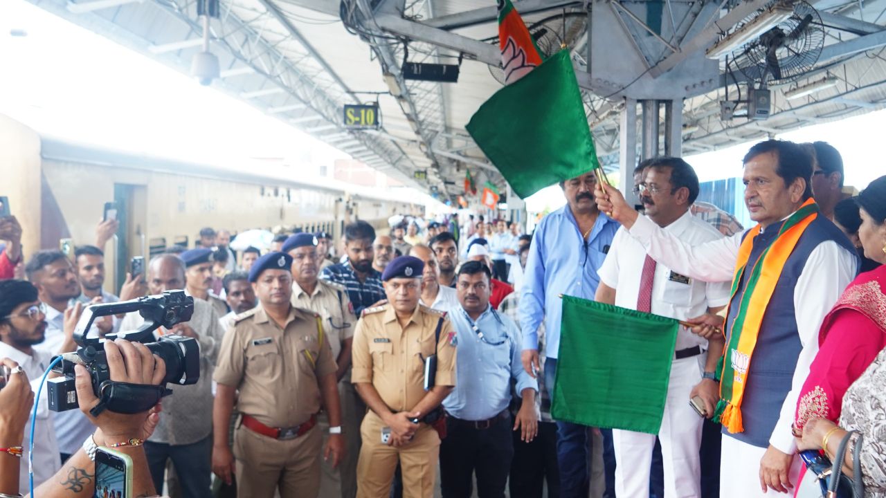 कौशल्य, रोजगार, उद्योजकता व नाविन्यता मंत्री  मंगलप्रभात लोढा यांच्या प्रयत्नाने मुंबईतील गणेशभक्तांसाठी छत्रपती शिवाजी महाराज टर्मिनस येथून गणपती बाप्पा मोरयाच्या गजरात विशेष 'नमो एक्सप्रेस' रवाना करण्यात आली. 
