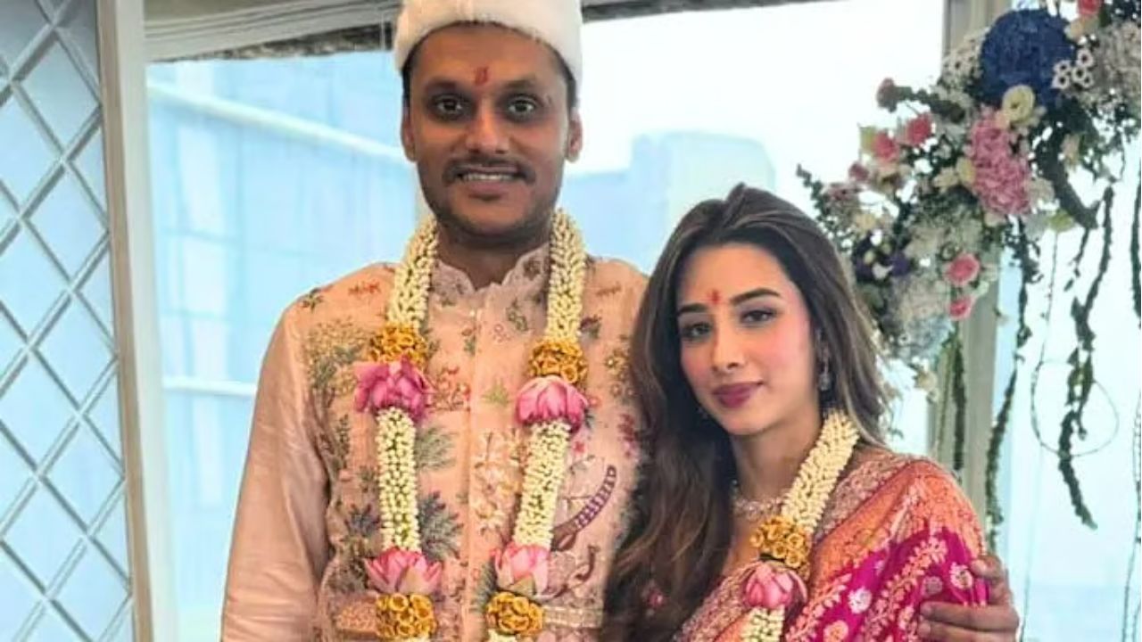 मुंबईतील प्रभादेवी येथील इंडियाबुल्स इमारतीत आज 3 ऑगस्ट रोजी युगेंद्र पवार आणि तनिष्का कुलकर्णी यांचा साखरपुडा पार पडला आहे. या सोहळ्यासाठी पवार कुटुंबीय पुन्हा एकदा एकत्र आले आहे.