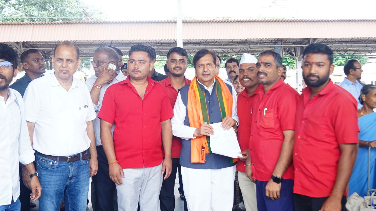कॅबिनेट मंत्री लोढा यांनी गाडीला हिरवा झेंडा दाखवून कोकणात जाणाऱ्या गणेशभक्तांना शुभेच्छा दिल्या.