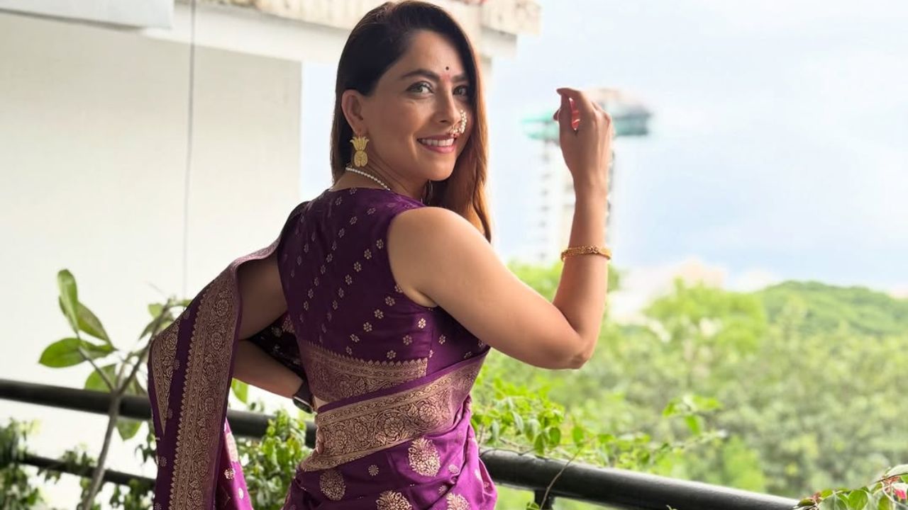 यात तिने साडीचा पदर घेऊन एक सुंदर पोझ दिली आहे. 