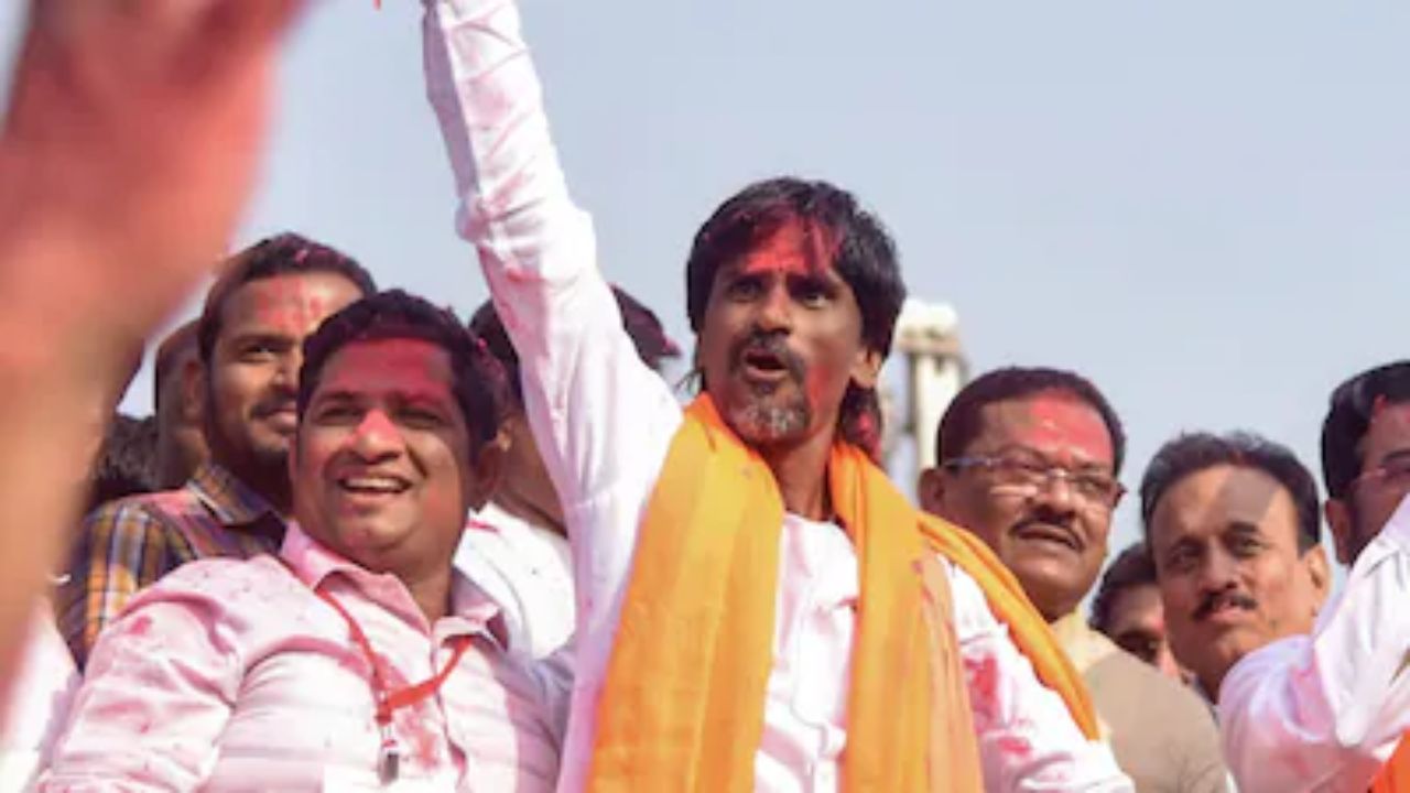 मनोज जरांगे पाटील हे मूळचे बीड जिल्ह्यातील मातोरी गावचे आहेत. गेल्या काही वर्षांपासून त्यांचे कुटुंब जालना जिल्ह्यातील अंबड तालुक्यातील अंकुश नगर येथे राहत आहे. त्यांचे पालक, तीन भाऊ, पत्नी आणि चार मुलांसह येथे राहतात.
