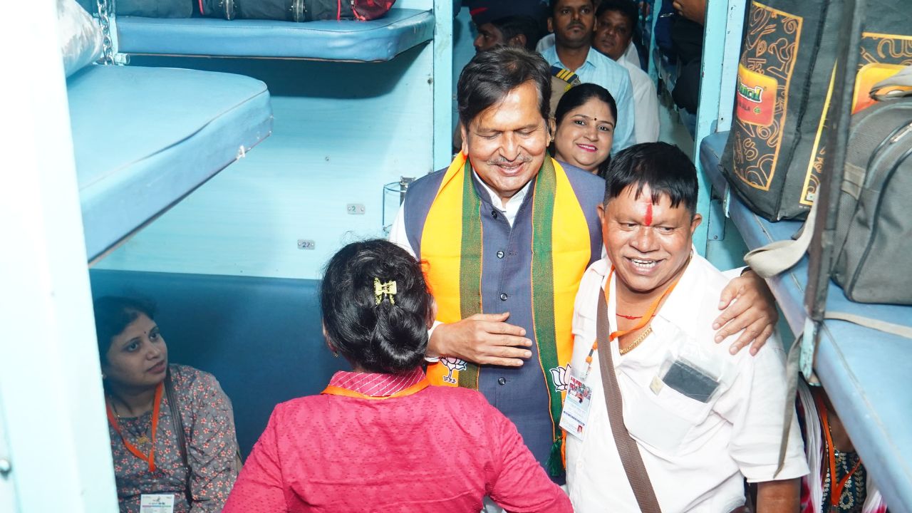 मंत्री मंगलप्रभात लोढा यांच्या मार्गदर्शनात दरवर्षी गणेशोत्सव काळात कोकणात जाणाऱ्या मलबार हिल मतदारसंघातील नागरिकांसाठी ही सुविधा देण्यात येते. त्यासाठी महिनाभरापासून विभागातील सर्व कार्यकर्ते कार्यरत असतात.