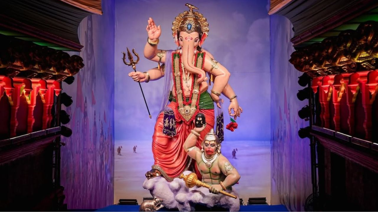 गणेश गल्लीच्या राजाच्या पहिल्या लूकनं गणेशोत्सवाची रंगत अधिकच वाढली.