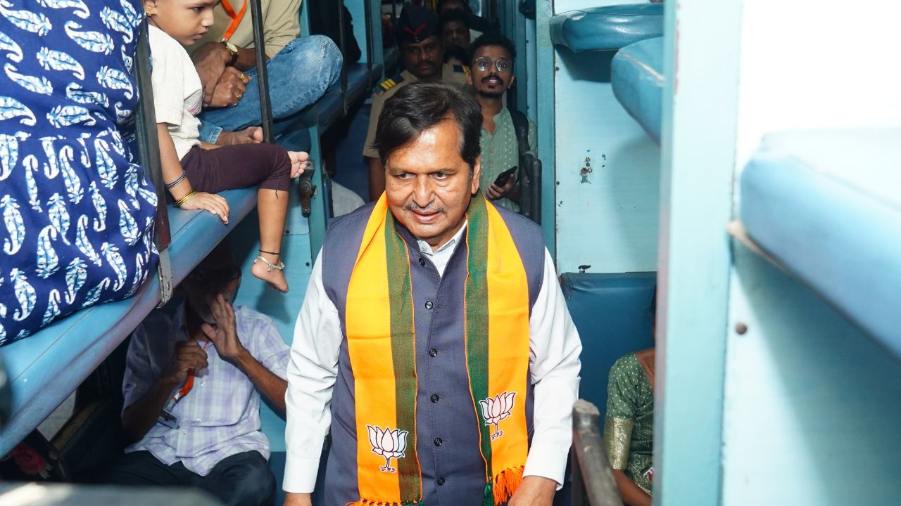  मुख्यमंत्री फडणवीस यांच्या मार्गदर्शनात प्रवासासाठी गणेशभक्तांना कोणत्याही प्रकारचा त्रास होऊ नये यासाठी अतिशय सुलभ प्रक्रियेने ही 'नमो एक्सप्रेस' कोकणात रवाना करण्यात येत आहे. 