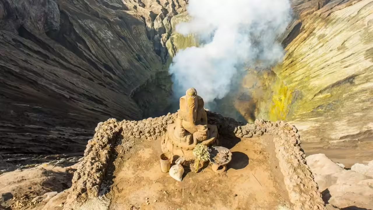 इंडोनेशिया - इंडोनेशियाच्या जावा बेटावर भगवान गणेशाची तांत्रिक देवता म्हणून अर्चना केली जाते. ही परंपरा १४ व्या शकतापासून सुरु झाली. येथे पूर्वी २० हजार रुपयांच्या नोटेवर गणेशजींचे चित्र होते. तसेच येथील मूर्ती ही ७०० वर्षे जूनी आहे, जी जावामधील माउंट ब्रोमोजवळ आहे. येथे गणपती बप्पाला श्रद्धेचे आणि इतिहासेचे प्रतीक मानतात
