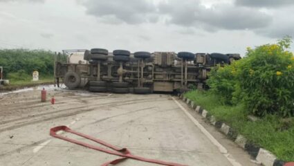 Accident : चालकाला झोप लागली अन्…; मंगळवेढ्याजवळ रासायनिक द्रव्याचा टँकर पलटी