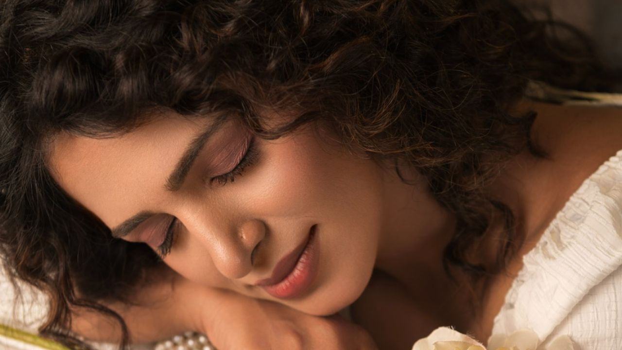 २०२५ हे वर्ष अश्विनीसाठी खूप खास आहे. कारण या वर्षात अश्विनीची बरीच चर्चा रंगलेली पाहायला मिळाली, नेहमीच अभिनय आणि अप्रतिम फोटो शूटमुळे आठवणीत राहणाऱ्या या अभिनेत्रीच्या आता आणखी एका फोटोशूटने साऱ्यांचं लक्ष वेधलं आहे. 