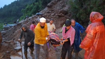 पावसाचा फटका ! डोळ्यात अश्रू, तब्बल 35 किमीपर्यंत पतीने खाद्यांवर नेला पत्नीचा मृतदेह