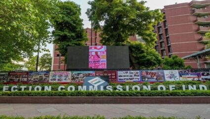 Bihar Election 2025 : SIR वरील वाद सुप्रीम कोर्टाने मिटवला, निवडणूक आयोग ‘या’ तारखेपर्यंत काढून टाकलेल्या नावांची यादी जाहीर करणार
