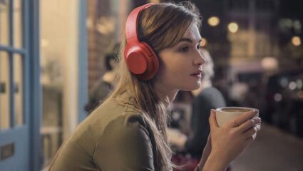 ब्लूटूथ हेडफोनमुळे वाढतोय कॅन्सरचा धोका? टेक फ्रेंडली युजर्समध्ये निर्माण झालाय गोंधळ! काय आहे सत्य?