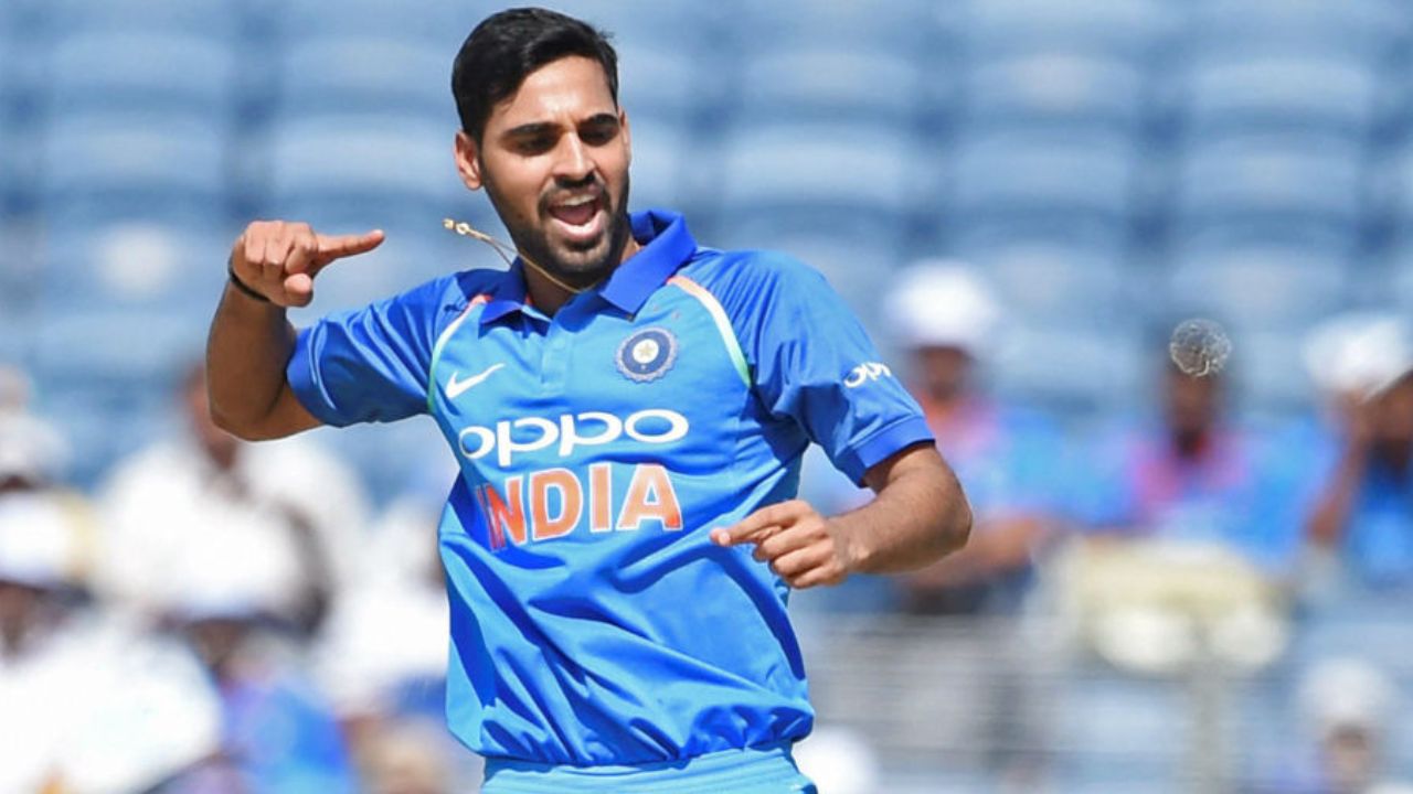भुवनेश्वर कुमार : भारताचा स्टार गोलंदाज भुवनेश्वर कुमारचे नाव या यादीत पहिल्या स्थानी येते. या भारतीय वेगवान गोलंदाजाने २०१६ ते २०२२ दरम्यान टी२० स्वरूपात सहा सामने खेळलेले आहेत. या ६ सामन्यांमध्ये भुवनेश्वर कुमारने एकूण २३ षटके टाकली. या दरम्यान त्याने १३ बळी टिपले आहेत.