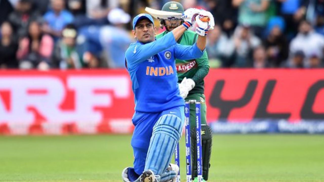 सातव्या स्थानी भारताचा सर्वात यशस्वी माजी कर्णधार महेंद्रसिंह धोनीचे नाव घ्यावे लागते. एम एस धोनीने  ५३८ सामन्यांमध्ये ३५९ षटकार खेचले आहेत. 