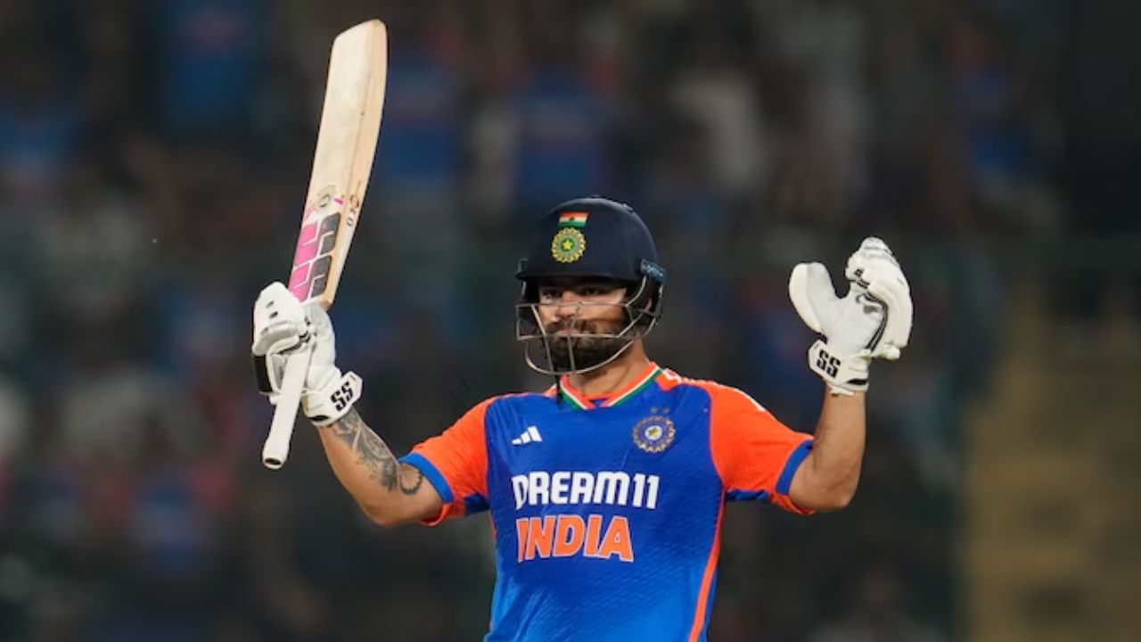 रिंकु सिंह : टी 20 मध्ये स्ट्राईक रेटच्याबाबत स्टार फिनिशीर रिंकु सिंह याचा तिसरा क्रमांक येतो. १५ आंतरराष्ट्रीय टी 20 सामने खेळले आहेत.  या १५ सामन्यांमध्ये त्याने ३५६ धावा फटकवल्या आहेत. त्याचा स्ट्राईक रेट हा 161.07 इतका आहे. 