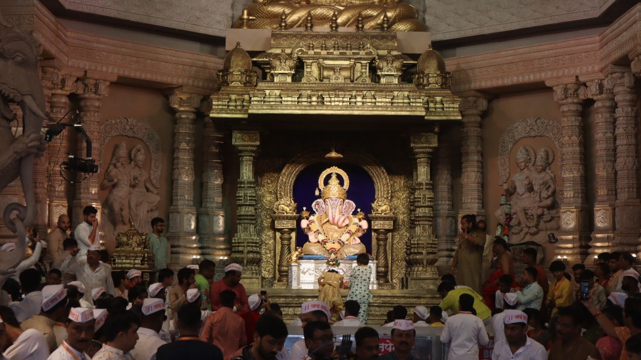 आगमन मिरवणुकीनंतर पद्मनाभ स्वामी मंदिराची प्रतिकृतीमध्ये दगडूशेठ हलवाई गणपतीची मूर्तीची प्राणप्रतिष्ठा करण्यात आली. 