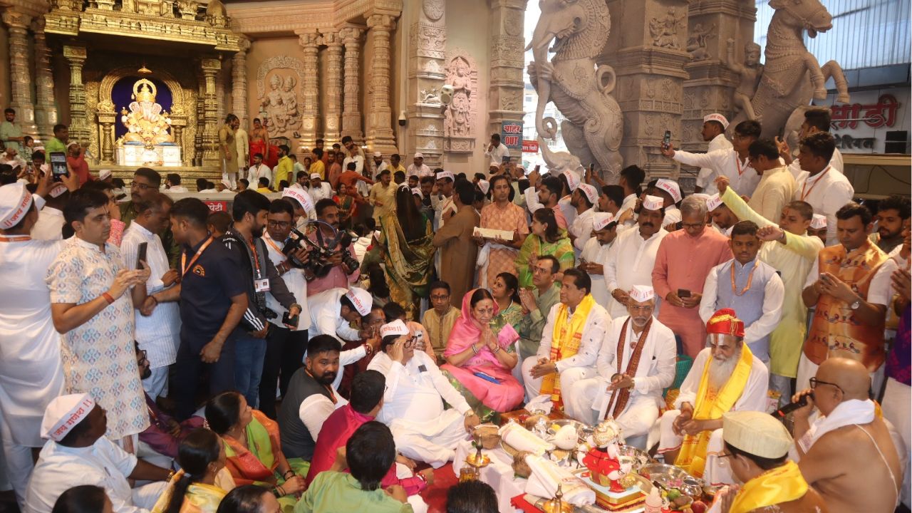 मुख्य मंदिर, अप्पा बळवंत चौक, शनिपार चौक, टिळक पुतळा मंडईमार्गे उत्सव मंडपात मिरवणूक आली. देवळणकर बंधूचा चौघडा, गायकवाड बंधू सनई, दरबार बँड, प्रभात बँड, मयूर बँड आणि गंधाक्ष ढोल-ताशा पथकाचा मिरवणुकीत सहभाग होता.