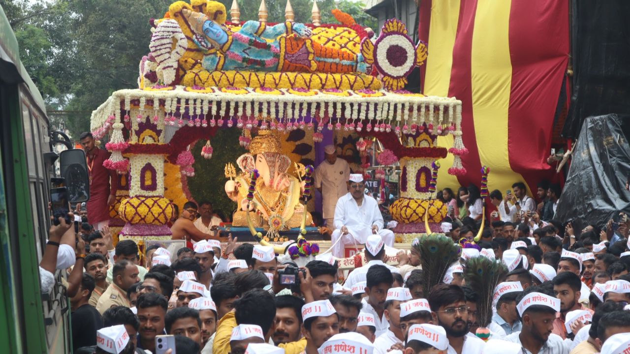 या आगमन मिरवणूकीमध्ये श्री गणेशाची मूळ मूर्ती ही गाभाऱ्यामधून बाहेर काढून बैलगाडीमध्ये बसवण्यात आली. पारंपरिक पद्धतीने बैलगाड्यामध्ये बसवून मिरवणूक काढण्यात आली. 