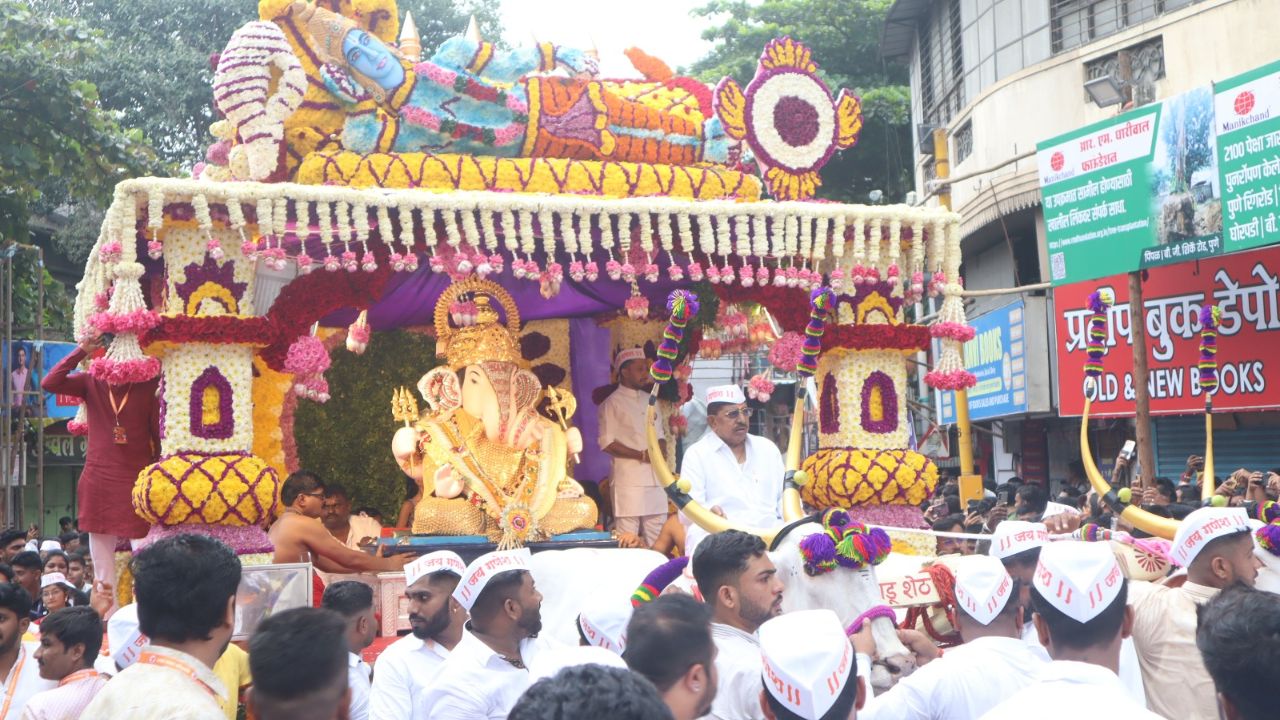 पुण्यातील लोकप्रिय दगडूशेठ हलवाई गणपतीची मोठ्या दिमाखामध्ये आगमन मिरवणूक काढण्यात आली. मुख्य मंदिर ते देखाव्यापर्यंत ही मिरवणूक काढण्यात आली.