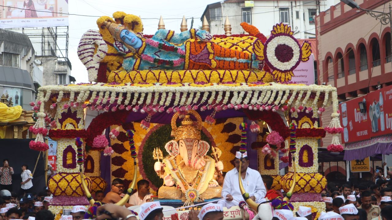 यंदा दगडूशेठ हलवाई गणपती मंदिराचा देखावा पद्मनाभस्वामी मंदिराची प्रतिकृती साकारण्यात आली आहे. याच विष्णूचा रथ हा आगमन मिरवणूकीमध्ये देखील वापरण्यात आला. 