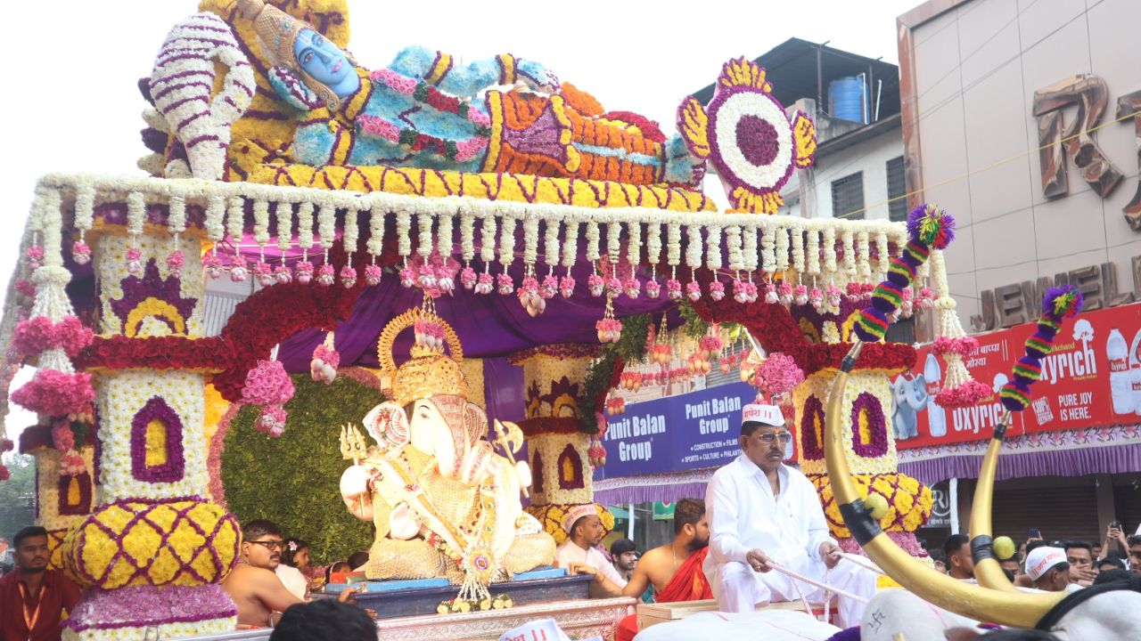 आगमन रथाचे वैशिष्ट्य म्हणजे रथ हा पूर्णपणे फुलांनी सजवण्यात आला असून फुलांची आकर्षक आरास करण्यात आली होती. त्याचबरोबर रथावर असणाऱ्या शेषनागधारी विष्णूची प्रतिमा ही सर्वांचे लक्ष वेधून घेत होती. 