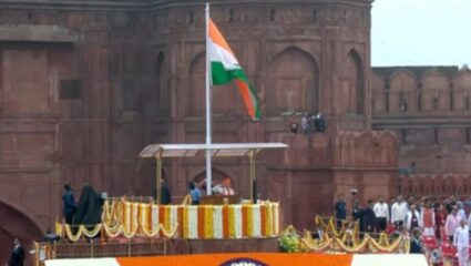 Independence Day 2025: पंतप्रधान नरेंद्र मोदींच्या हस्ते ध्वजारोहण; देशवासियांना दिल्या शुभेच्छा