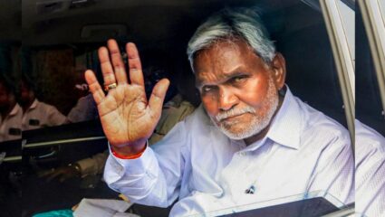 Champai Soren house arrest : झारखंडचे माजी मुख्यमंत्री चंपाई सोरेन नजरकैदेत; बॅरिकेटची रांग अन् पोलिसांचा मोठा फौजफाटा