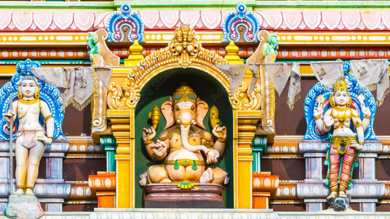श्रीलंका-श्रीलंकेत गणेश भगवान यांना पिल्लयार म्हणून ओळखले जाते. विशेष करुन तामिळ बहुल भागामध्ये त्यांची पूजा केली जाते. श्रीलंकेमध्ये गणेश भगवान यांची १४ प्राचीन मंदिरे आहे. तसचे कोलंबोजवळ केलन्या गंगा नदीच्या काठावरही अनेक बौद्ध मंदिरांमध्ये गणेश भगवंताच्या मूर्ती स्थापित आहेत. येथेही गणपती बप्पाला विघ्नहर्ता मानले जाते