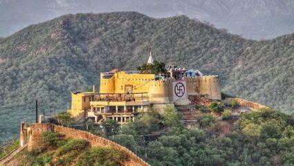 Garh Ganesh Temple Jaipur : जयपूरच्या ‘या’ मंदिरात पत्र लिहून मागितली जाती इच्छा, जाणून घ्या जगावेगळ्या प्रथेमागचं रहस्य