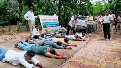 वृक्षतोडीला विरोध करण्यासाठी भोरमध्ये अनोखं आंदोलन; आंदोलकांनी साष्टांग प्रणाम करत केलं…
