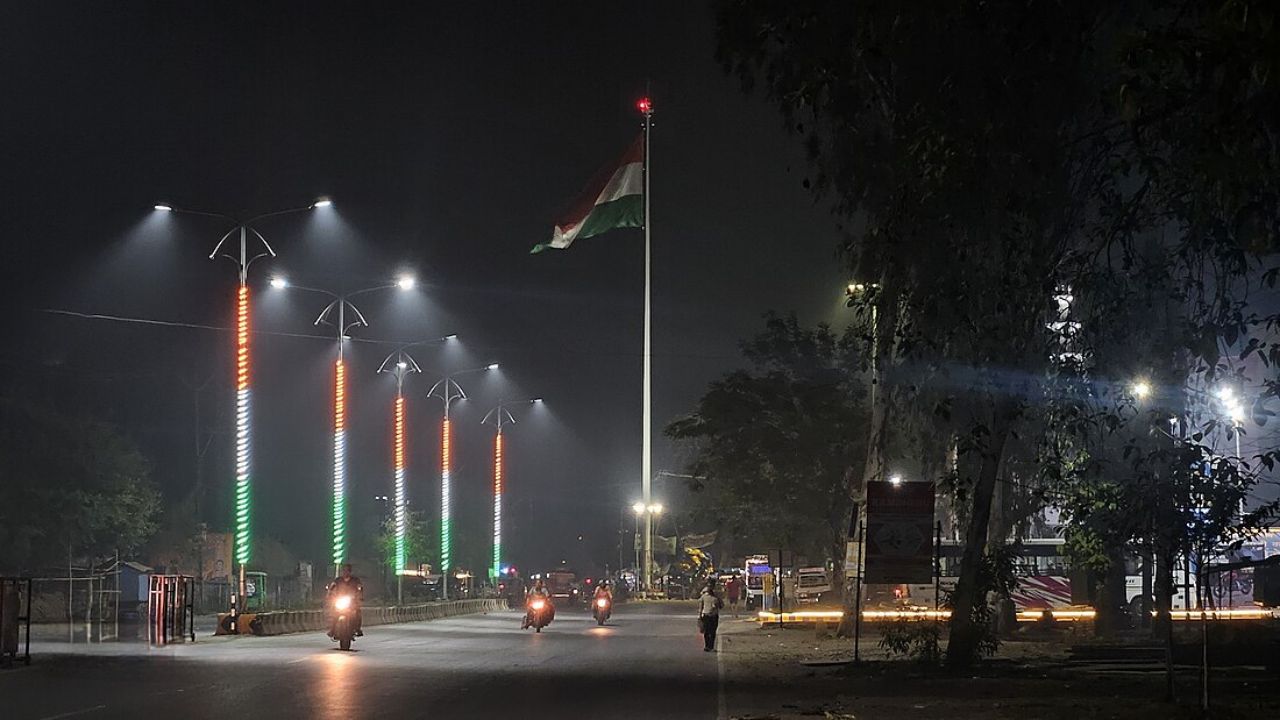 तर बिहारच्या पूर्णिया जिल्ह्यात स्वातंत्र्य दिनाशी संबंधित एक अनोखी परंपरा आहे. येथे स्वातंत्र्यदिनाच्या एक दिवस आधी म्हणजे १४ ऑगस्टच्या मध्यरात्री तिरंगा फडकवला जातो