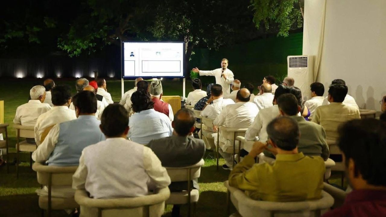 दिल्लीतील सुनहरी बाग रस्त्यावरील शासकीय निवासस्थानी ‘इंडिया’तील पक्षनेत्यांसाठी स्नेहभोजनाचा कार्यक्रम आयोजित केला होता. राहुल गांधी यांनी इंडिया आघाडीच्या सर्व नेत्यांना स्नेहभोजनाचे आमंत्रण दिले होते. 