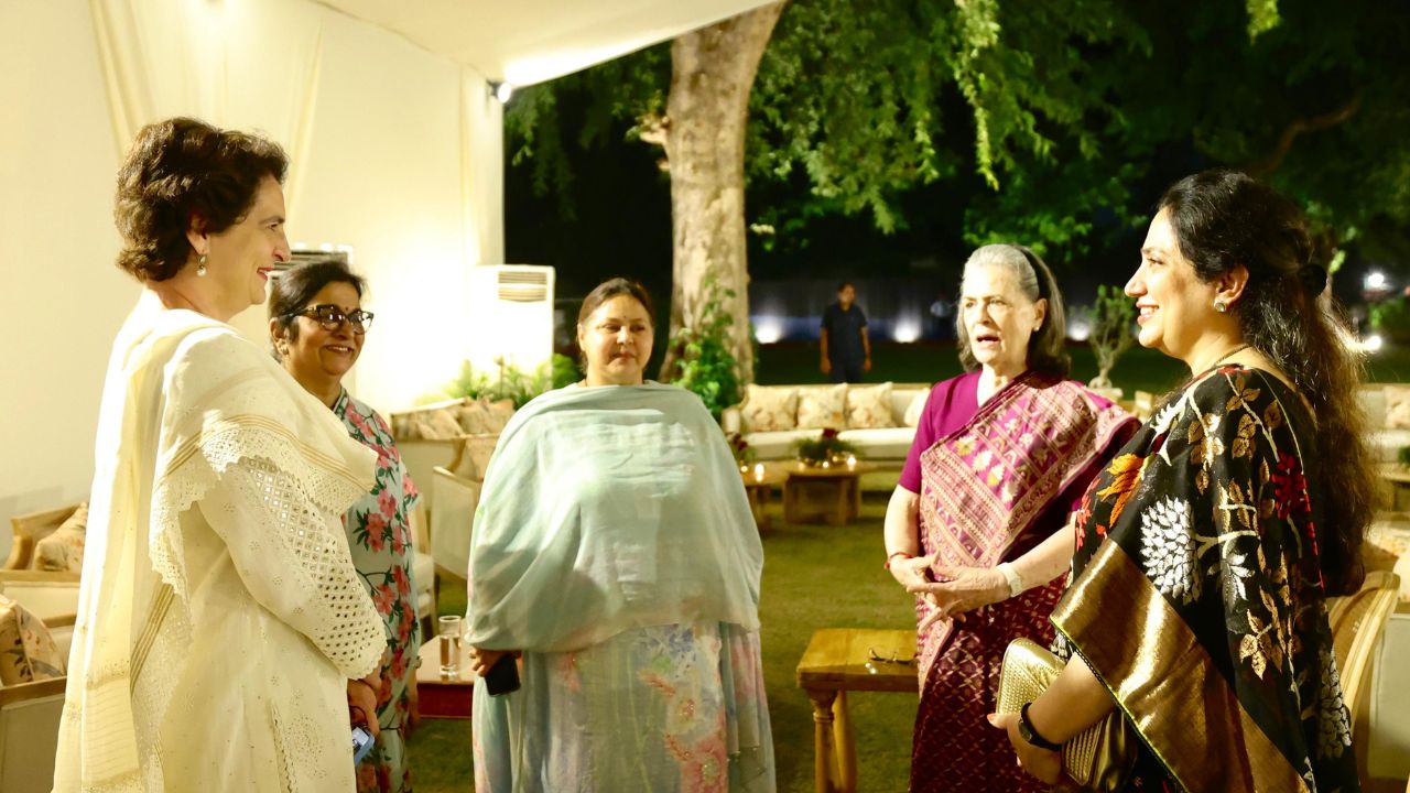 त्याचबरोबर उद्धव ठाकरे यांच्या दिल्ली दौऱ्यामध्ये रश्मी ठाकरे देखील सहभागी झाल्या आहेत. रश्मी ठाकरे आणि सोनिया गांधी यांच्या संवादाचे फोटो व्हायरल होत आहेत. 