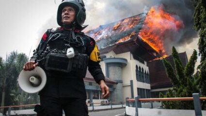 Indonesia Protests : 50 लाखांचा भत्ता अन् भडकली जनता; इंडोनेशियात अर्थमंत्र्यांच्या घरावर हल्ला, निदर्शनांना हिंसक वळण