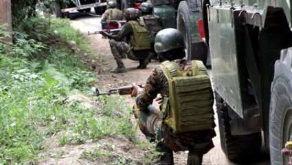Jammu and Kashmir : कुलगाम चकमकीत २ जवान शहीद, एका दहशतवादीचाही खात्मा…९ दिवसांपासून दहशतवाद्यांशी भीषण चकमक सुरू