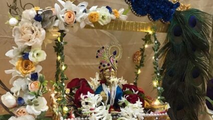 Krishna Janmashtami 2025: जन्माष्टमीला देव्हारा सजवताना वास्तूचे ‘हे’ नियम लक्षात ठेवा, चमकेल तुमचे नशीब