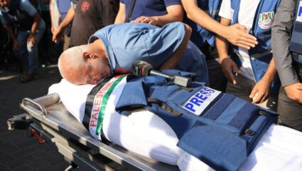 गाझा युद्धात शेकडो पत्रकार गमावत आहेत आपले प्राण; कर्तव्य बजावताना बलिदान, कोणीही उठवत नाही आवाज