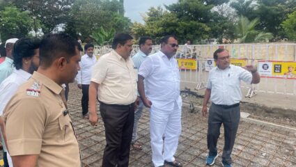 रेल्वे पुलाखालील रस्त्याचे काम वेगाने पूर्ण करा; आमदार समाधान आवताडे यांच्या अधिकाऱ्यांना सूचना