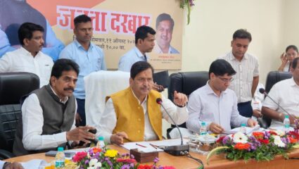 नागरिकांच्या सोयी-सुविधांसाठी शौचालयांची ३० वर्षांची करार पद्धत रद्द करा, मंगलप्रभात लोढा यांच्या सूचना