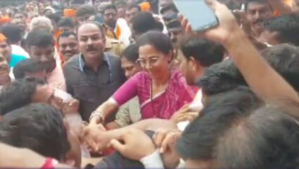 Supriya Sule: मोठी बातमी! मराठा आंदोलक आक्रमक, सुळे यांच्या गाडीचा ताफा अडवला; शरद पवारांविरोधात जोरदार घोषणाबाजी