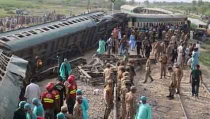 पाकिस्तानमध्ये भीषण रेल्वे अपघात; ट्रेनचे डब्बे रुळावरुन घसरल्याने १० हून अधिक जखमी