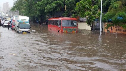 Weather Update: रस्ते, महामार्ग, रेल्वे, विमानतळ, सर्वत्र पाणीच पाणी, नागरिकांचा खोळंबा, हवामान विभागाचा नवीन अलर्ट काय?