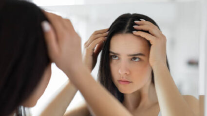 Grey Hair: वयाच्या आधीच होताय म्हातारे? सफेद केसांमुळे हैराण! ‘हे’ घरगुती उपाय ठरतील रामबाण, त्वरीत करा सुरू